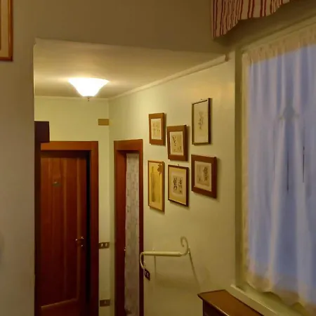 Mary Quarto em Acomodações Particulares Venegono Superiore